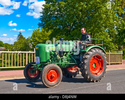 Agriculteurs français ancien restauré de conduite Fendt tracteur diesel allemand sur 'Retro-Méchanique" - France. Banque D'Images