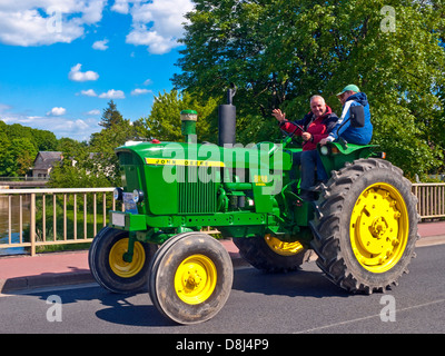 Paysan français roulant ancien restauré 3020 John Deere tracteur diesel sur 'Retro-Méchanique" - France. Banque D'Images