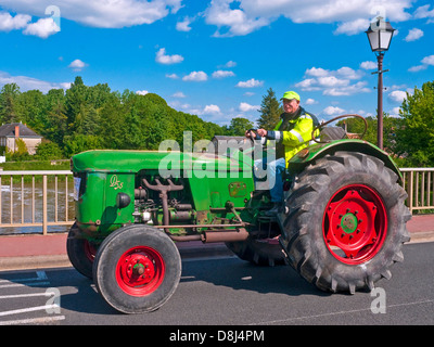 Paysan français roulant ancien restauré Deutz-Fahr tracteur D55 sur "Retro-Méchanique" - France. Banque D'Images