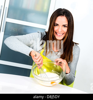 Jeune femme de la cuisson. Des aliments sains - Salade de légumes. Régime alimentaire. Concept de suivre un régime. Mode de vie sain. La cuisson à la maison. Préparer la nourriture Banque D'Images