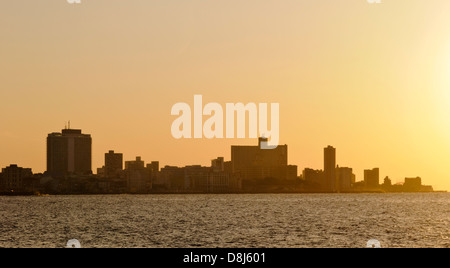 Skyline Havanna pendant le coucher du Soleil y compris l'Édifice FOCSA et l'Hôtel Nacional, Cuba, Caraïbes Banque D'Images