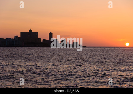 Skyline Havanna pendant le coucher du Soleil y compris l'Édifice FOCSA et l'Hôtel Nacional, Cuba, Caraïbes Banque D'Images