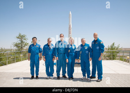 Expedition 36/37 backup et premier équipage poser pour photos en face d'une fusée Proton statue 22 mai 2013 au cosmodrome de Baïkonour au Kazakhstan. De gauche à droite, l'ingénieur de vol de secours de Koichi Wakata l'Agence japonaise d'exploration aérospatiale, commandant de Soyouz de sauvegarde sauvegarde Mikhaïl Tiourine, ingénieur de vol de la NASA, Rick Mastracchio premier mécanicien de Karen Nyberg de la NASA, premier commandant de Soyouz Fyodor Yurchikhin et le premier mécanicien de Luca Parmitano de l'Agence spatiale européenne. Banque D'Images