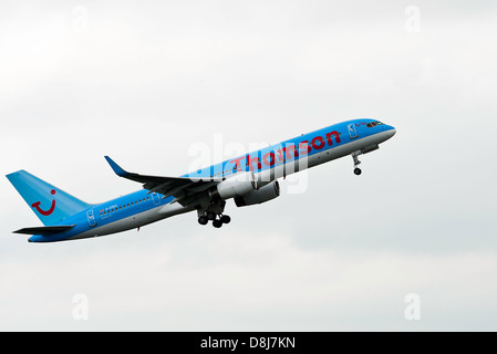 Thomson Airways avion Boeing 757-236 G-CEPV roulage à l'arrivée à l'aéroport de Manchester en Angleterre Royaume-Uni UK Banque D'Images