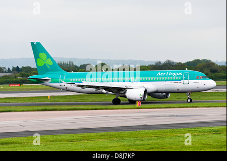 Aer Lingus Airbus A320 Taxxiing à l'arrivée à l'Aéroport International de Manchester en Angleterre Royaume-Uni UK Banque D'Images