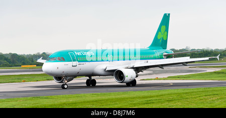 Aer Lingus Airbus A320 le roulage à l'arrivée à l'Aéroport International de Manchester en Angleterre Royaume-Uni UK Banque D'Images