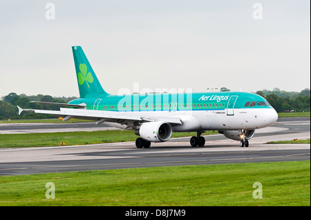 Aer Lingus Airbus A320 le roulage à l'arrivée à l'Aéroport International de Manchester en Angleterre Royaume-Uni UK Banque D'Images