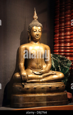 La photo d'une Déesse Thaï thaï ou déesses. À partir de bois de pierre comme un bas-relief. C'est une belle sculpture statue ou le bouddhisme Banque D'Images
