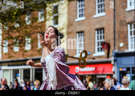 Artiste mime canadienne Kate Mior souffle un baiser tandis que l'exécution dans le centre de York pour Buskival 2013 au Festival. Banque D'Images