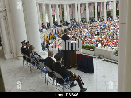 Le président américain Barack Obama livre un Memorial Day à l'adresse Amphithéâtre Mémorial au cimetière national d'Arlington, le 27 mai 2013 à Arlington, Virginie. Banque D'Images