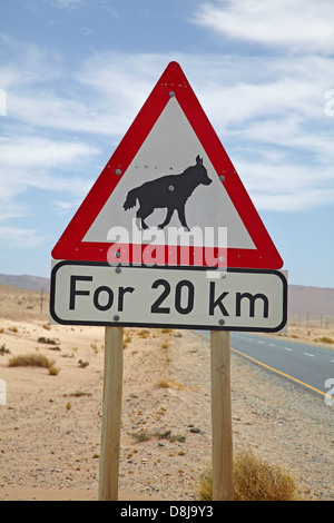 Hyène brune road warning sign on B4 route entre Aus et Luderitz, Namibie, Afrique du Sud Banque D'Images