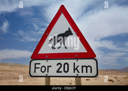 Hyène brune road warning sign on B4 route entre Aus et Luderitz, Namibie, Afrique du Sud Banque D'Images