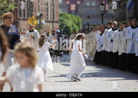 Gdansk, Pologne. 30e, mai 2013. Corpus Christi célébrations au centre ville de Gdansk. Mgr Slawoj Leszek Glodz aftre le houx de masse dans l'église Mariacki va avec l'Gdnansk proccesion sur la rue pour l'Église de Ste Brigitte. Credit : Michal Fludra/Alamy Live News Banque D'Images