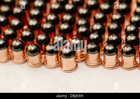 Balles de mitrailleuses sur fond blanc Banque D'Images