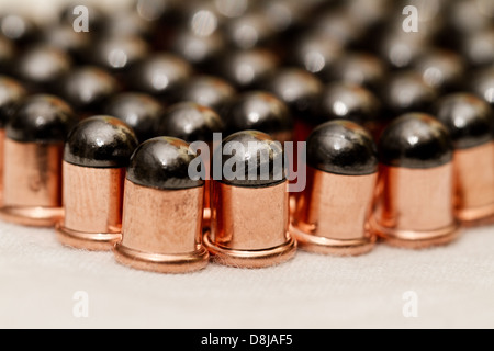 Balles de mitrailleuses sur fond blanc Banque D'Images