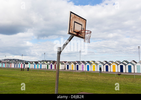 Un terrain de basket près de cabanes de plage de Paignton, Devon, UK Banque D'Images