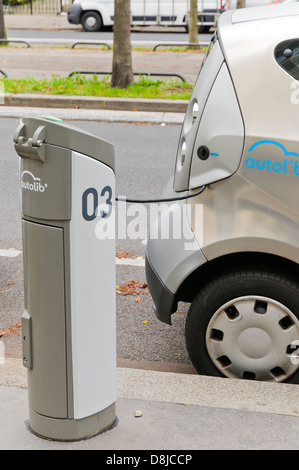 En voiture électrique point de recharge à Paris, France Banque D'Images