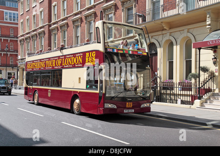 Un Big Bus tours sightseeing bus près de Gloucester Road, South Kensington, London SW7, au Royaume-Uni. Banque D'Images