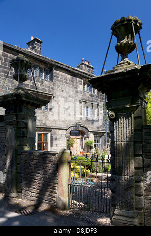 Maison du 17ème siècle avec de grandes ornate gateposts près de Sowerby, West Yorkshire Banque D'Images