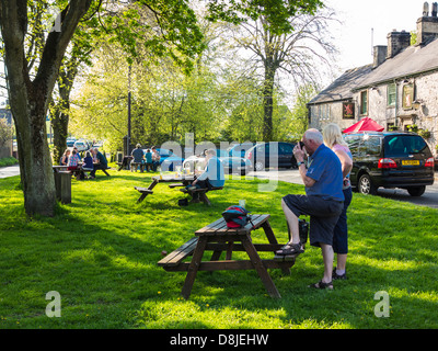 Village green par le Red Lion Pub à Litton, Derbyshire, Angleterre. Banque D'Images