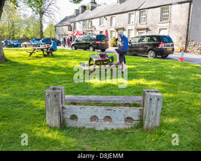 Les stocks sur le village vert à Litton, Derbyshire, Angleterre. Banque D'Images