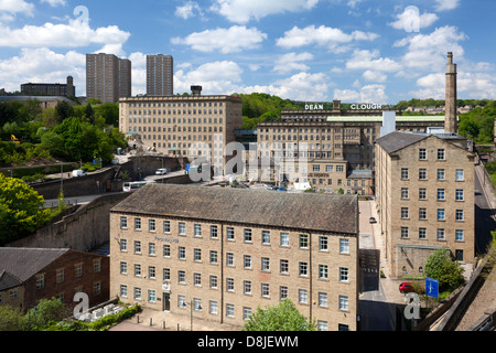 Le complexe Dean Clough vu de North Bridge, Halifax, West Yorkshire Banque D'Images
