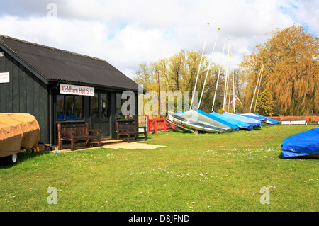 Une vue de Coldham Hall Club de voile sur les Norfolk Broads, Angleterre, Royaume-Uni. Banque D'Images