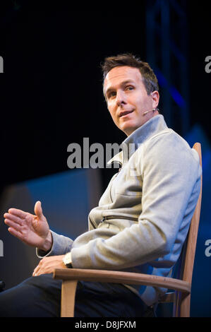 Michael Vaughan et ancien batteur de Test Cricket Angleterre captain speaking à Hay Festival 2013 Hay-on-Wye Powys Pays de Galles UK Banque D'Images