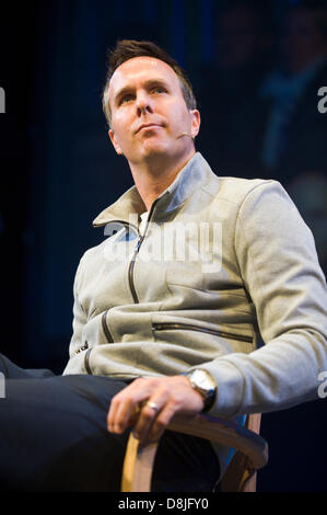 Michael Vaughan et ancien batteur de Test Cricket Angleterre captain speaking à Hay Festival 2013 Hay-on-Wye Powys Pays de Galles UK Banque D'Images