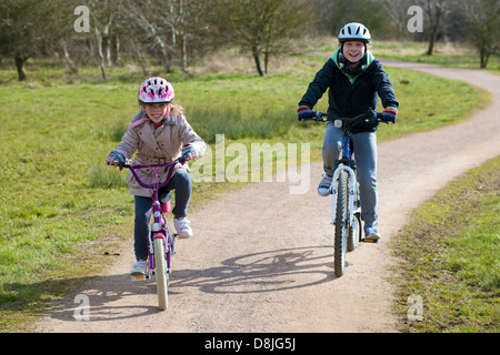 Boy and girl riding bikes Banque D'Images