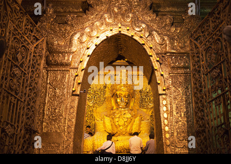 La feuille d'or incrusté de Bouddha dans la Pagode Mahamuni à Mandalay, Myanmar Banque D'Images