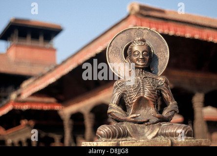 Sculpture de Bouddha à jeun vendus dans le bazar. Au premier plan, monuments de Durbar Square sont visibles (Népal) Banque D'Images