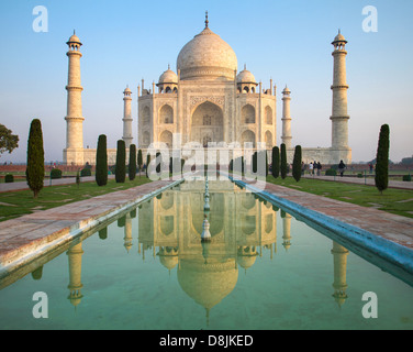 Une vue en perspective sur le Mausolée du Taj Mahal avec reflet dans l'eau. Agra, Inde. Banque D'Images