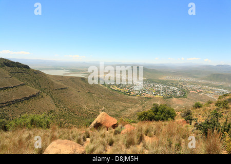 Vue aérienne de Graaff Reinet et barrage local pris dans les montagnes environnantes, l' Afrique du Sud Banque D'Images