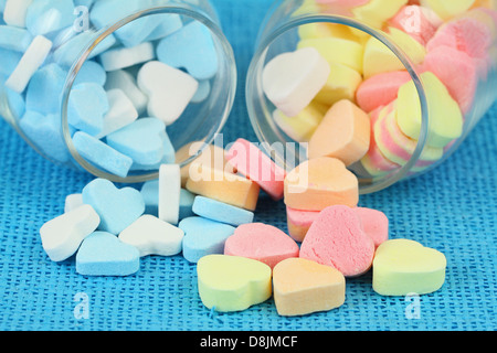 Coeurs de sucre coloré dans des bouteilles transparentes, Close up Banque D'Images