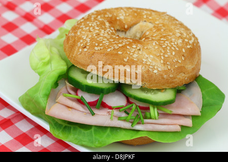 Bagel avec du jambon, Laitue, Concombres et radis, Close up Banque D'Images