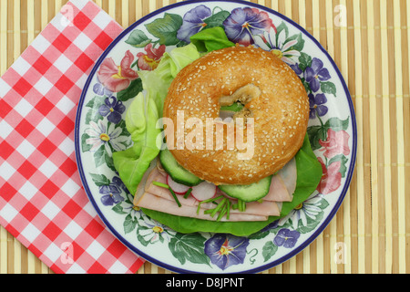 Bagel avec du jambon, Laitue, Concombres et radis Banque D'Images