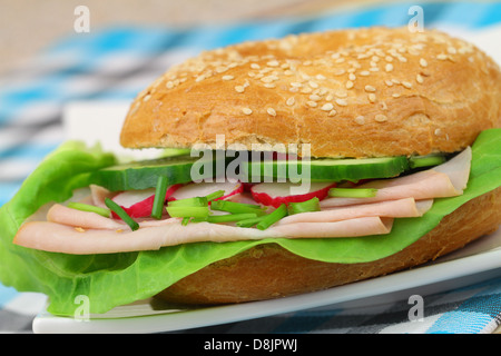 Bagel avec du jambon, Laitue, Concombres et radis, Close up Banque D'Images