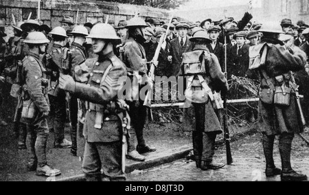 Insurrection de Pâques 1916 irlandais les troupes britanniques l'homme une barricade Banque D'Images