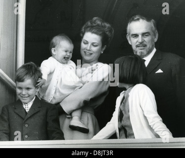 Le Prince Rainier de Monaco vers 1969 avec son épouse la Princesse Grace et leurs enfants de l : Albert, Stéphanie, Caroline Banque D'Images