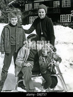 La princesse Grace de Monaco avec ses enfants en Suisse à propos de 1972 de gauche à droite : Albert, Caroline, Stephanie Banque D'Images