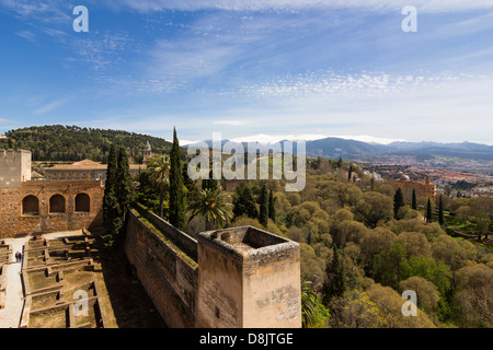 Vue depuis l'Alcazaba de l'Alhambra de Grenade, sur les montagnes de Sierra Nevada en Andalousie, Espagne Banque D'Images