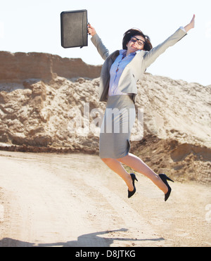 Happy businesswoman jumping dans l'air Banque D'Images