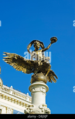 Statue fontaine à l'extérieur du Théâtre National, Bratislava, Slovaquie, Europe Banque D'Images