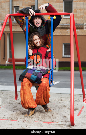 Happy young couple sur l'oscillation Banque D'Images