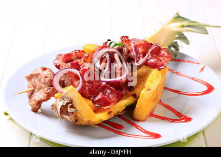 Brochettes de viande et pan fried bacon sur l'ananas Banque D'Images