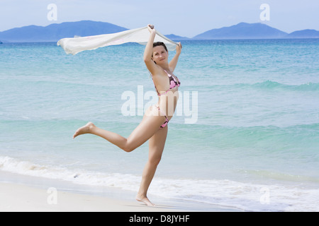 Femme dansant sur la plage Banque D'Images