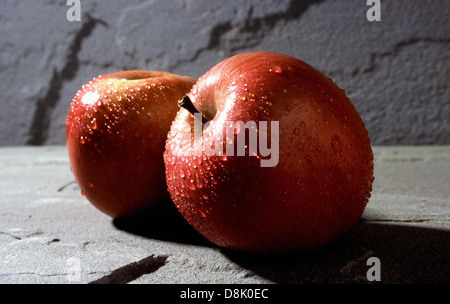 Cette image montre des pommes rouges, un fruit populaire connu pour sa texture croustillante et sa saveur sucrée-acidulée. Les pommes sont riches en vitamines et sont largement cultivées dans le monde entier pour la consommation fraîche et pour les recettes de cuisine. Banque D'Images