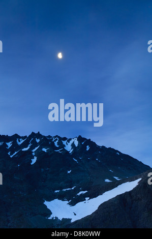 Lune sur Vengetind dans Vengedalen, Rauma kommune, Møre og Romsdal fylke, la Norvège. Banque D'Images