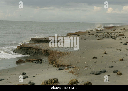 La montée du niveau des océans provoque une érosion le long d’une côte balnéaire, impactant les écosystèmes et les paysages côtiers. Banque D'Images
